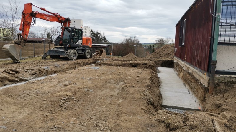 březen 2023